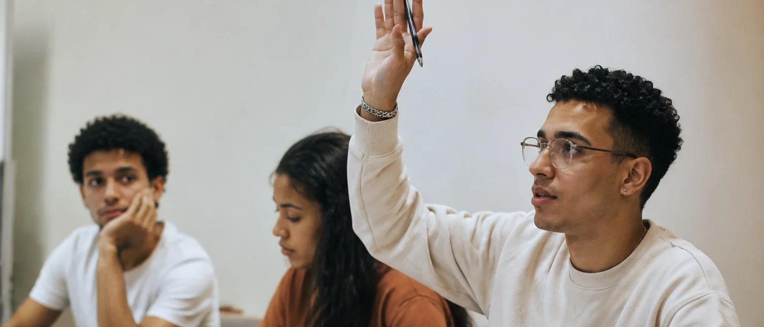 Duas pessoas sentadas juntas conferindo o que anotaram na sessão anterior